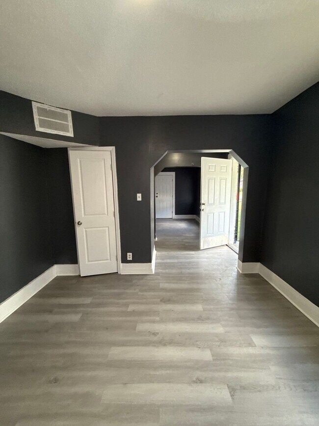 Building Photo - Fully Renovated 4BR Home in Highland Heights – Section 8 Welcome!