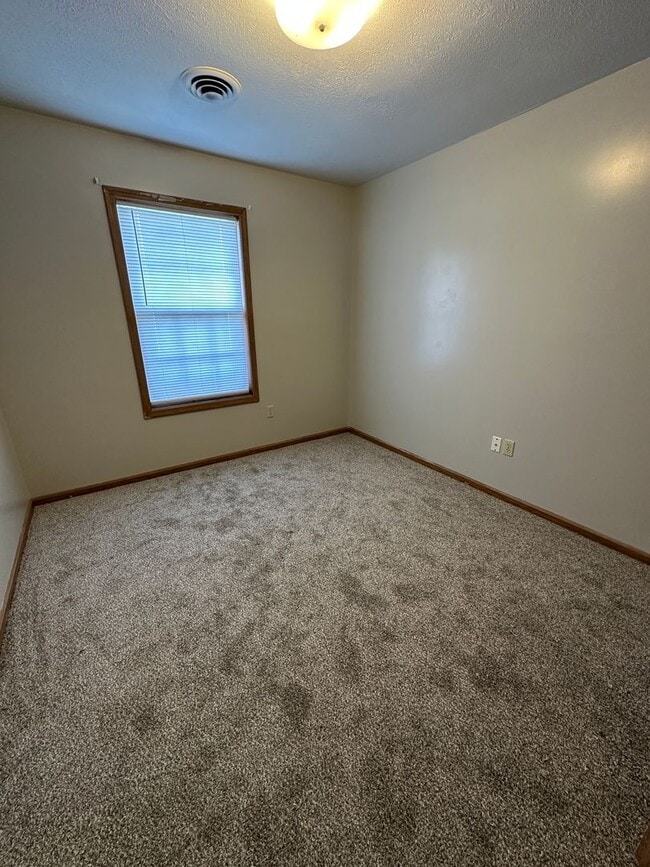 Building Photo - 212 S Silverwood Ln