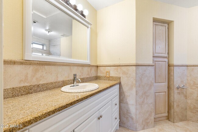 Building Photo - 1120 N Val Vista Dr