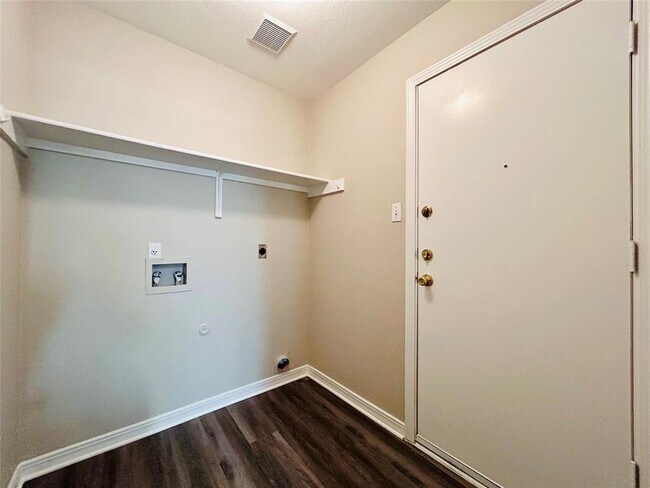 Building Photo - 8511 Apple Carrie Cove