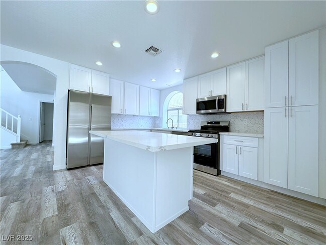Building Photo - 9821 Cactus View Ave