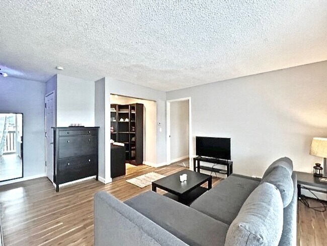 Building Photo - Furnished Cozy 1 Bedroom / 1 Bath Condo - ...