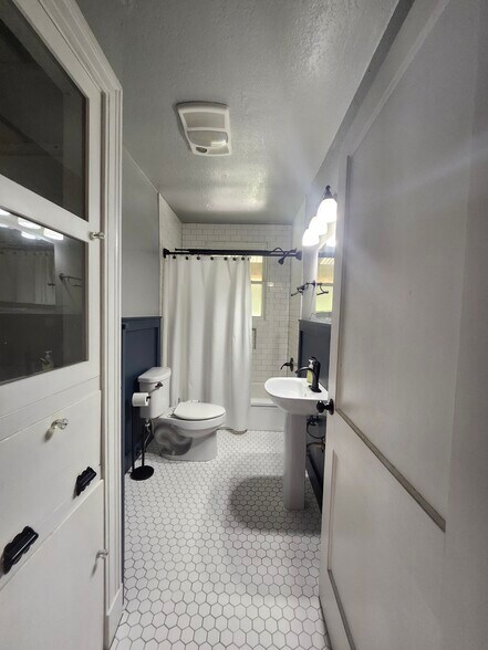 Building Photo - 1714 College Dr