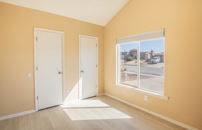 Building Photo - 623 Paula Pl