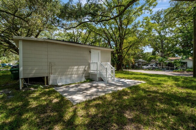 Building Photo - 1617 E Linden Ave