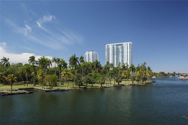 Building Photo - 1861 NW South River Dr