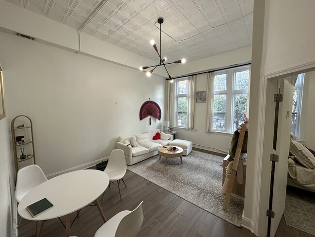 Building Photo - 441 N La Salle Dr