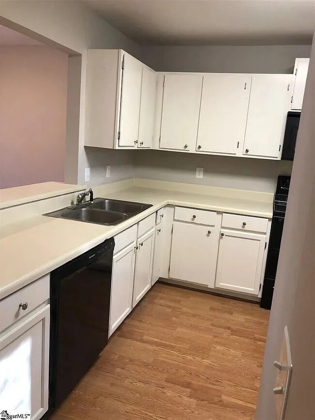 Building Photo - 100 Buttercup Way
