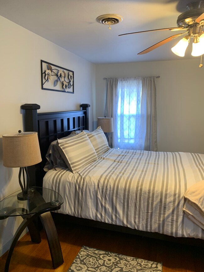 Building Photo - 2014 Davis Ave