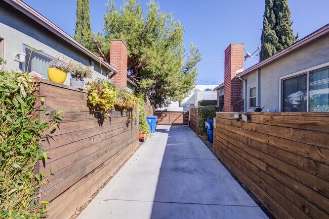 Building Photo - 3216 Bellevue Ave