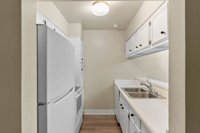 Building Photo - 8702 Village Dr