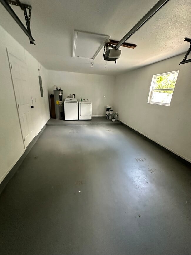 Building Photo - 2517 Oak Hollow Dr