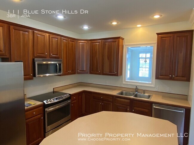 Building Photo - Gorgeous 3 Bed 3.5 Bath End Unit