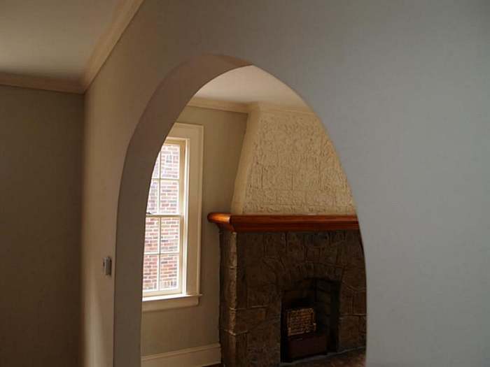 Arch walk way from the living room to the dinning area. - 1733 Melrose Dr SW