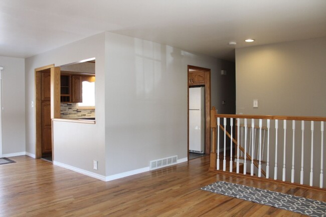 Building Photo - Charming 3 BR/3 Ba home located in Littleton!