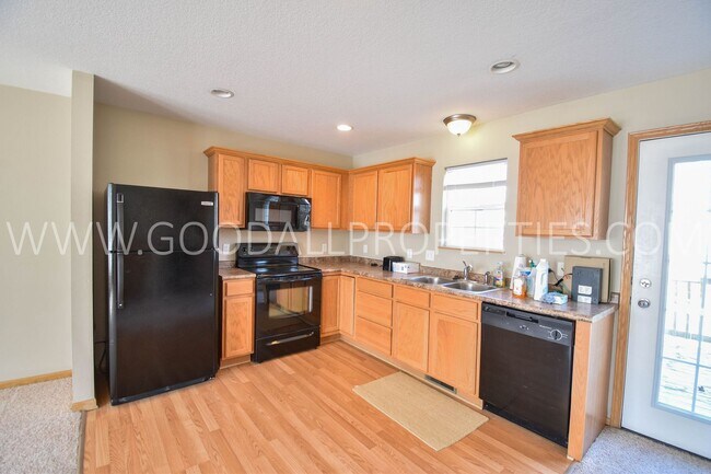 Building Photo - 2 Bedroom, 2 1/2 Bath Townhome in Urbandale with a 2-Car attached garage