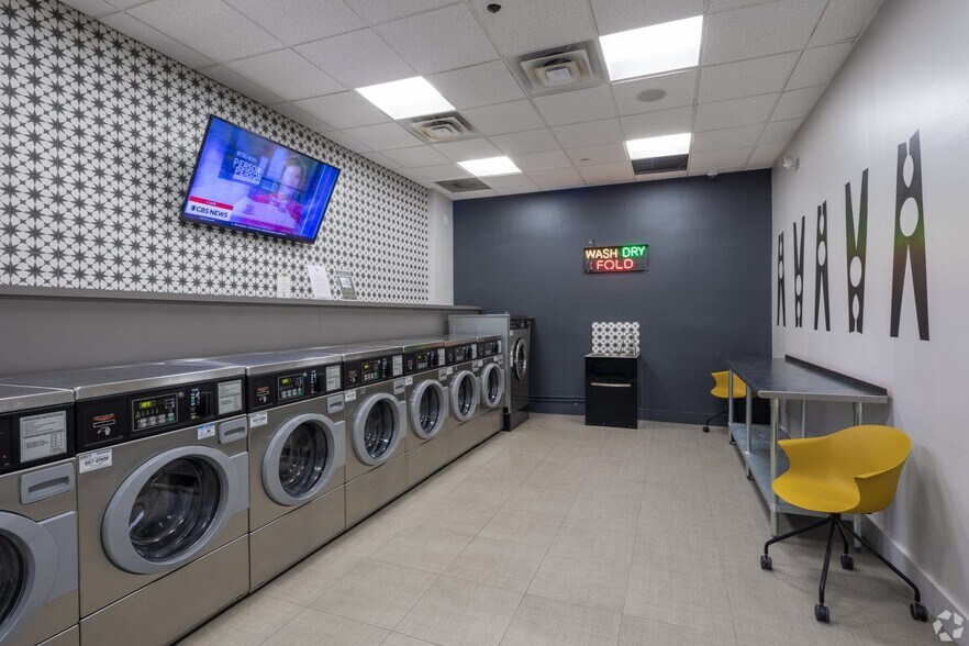 Building Photo - 2554 N Clark St