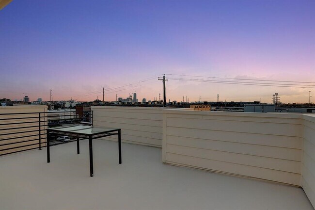 Building Photo - 2114 Sabine St