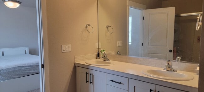Building Photo - NW Corvallis, newer-construction home