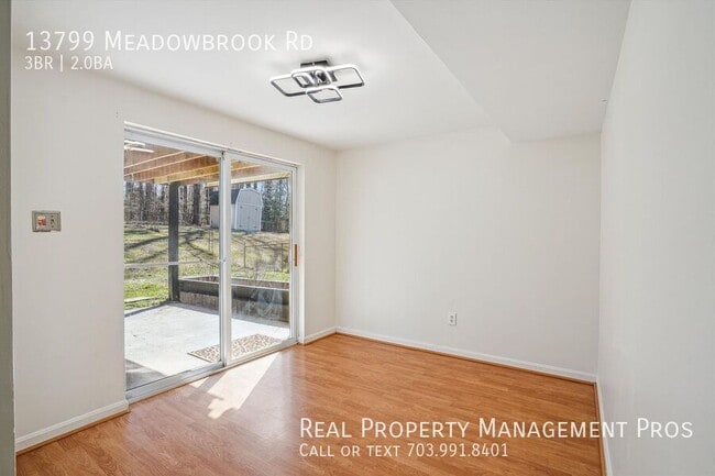 Building Photo - 3 Bed Single Family Home w/ Fenced in Back...