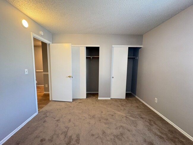 Building Photo - 3 Bedroom, 2.5 Bathroom Condo in High Point!