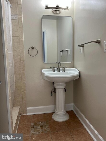 Building Photo - 7925 Ashboro Dr