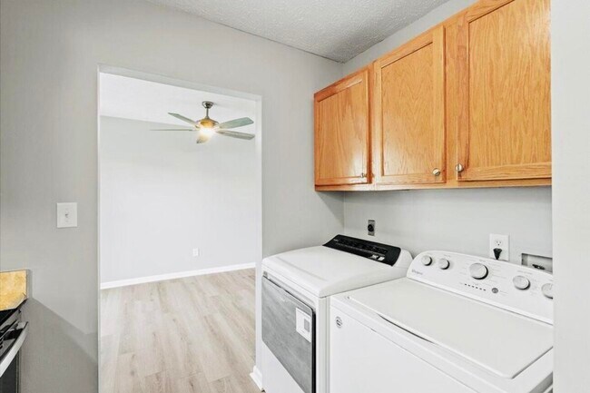 Building Photo - 3500 Warwick Dr