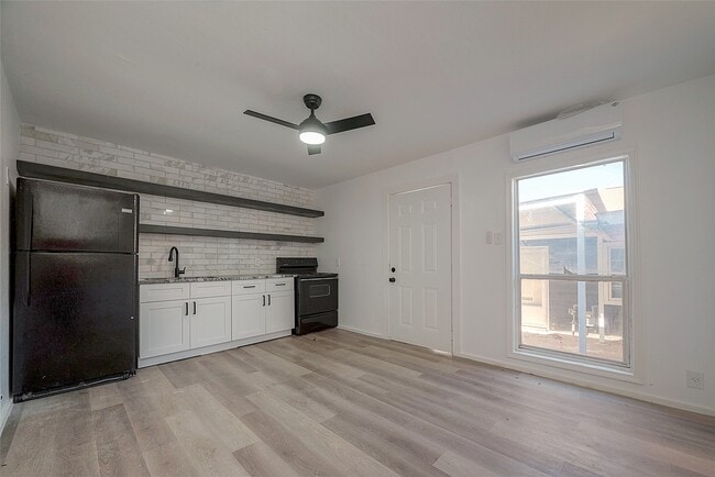 Building Photo - 3320 Hays St