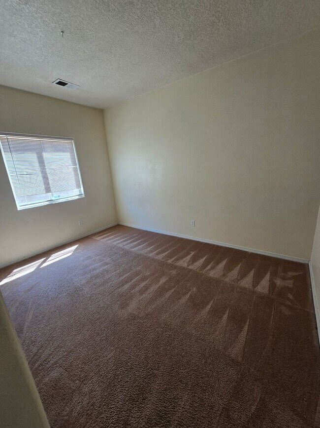 Building Photo - 4 bedroom 2 bath home with Refrigerated Air.