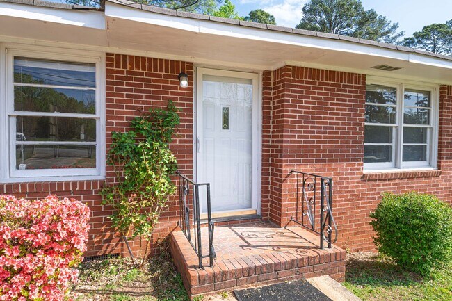 Building Photo - Updated 3BR Home with Fenced Yard on Quiet Street in Lake City