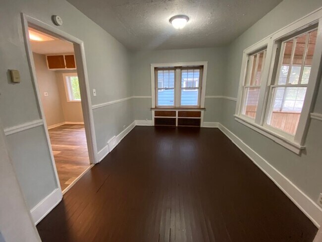 Building Photo - Bright 3BR+2BA Bungalow by Downtown