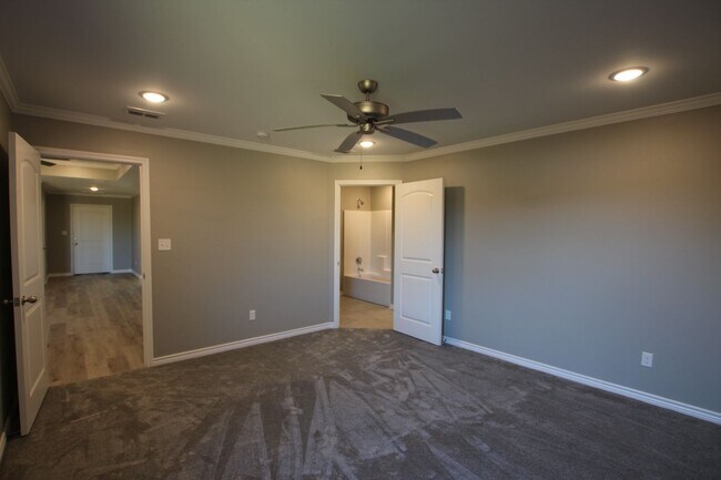 Building Photo - Beautiful 3 Bedroom 2 Bathroom Townhouse in South Tyler! 1/2 OFF FIRST FULL MONTHS RENT!