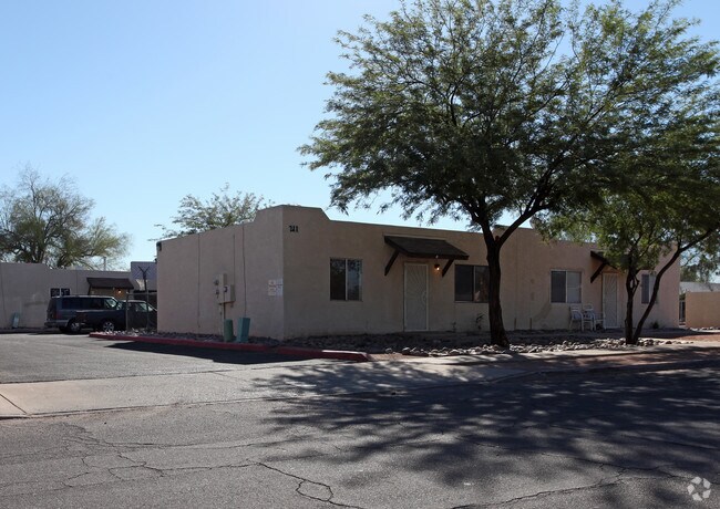 Building Photo - 211 E Delano St