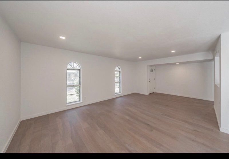 Building Photo - 3506 S Elm Dr