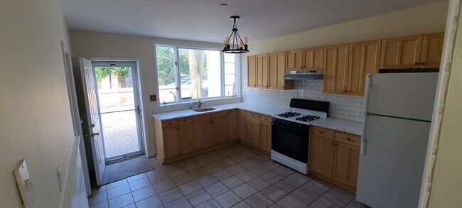 Newly renovated 2 br apartment within walking distance to LIRR - 61 E Main St