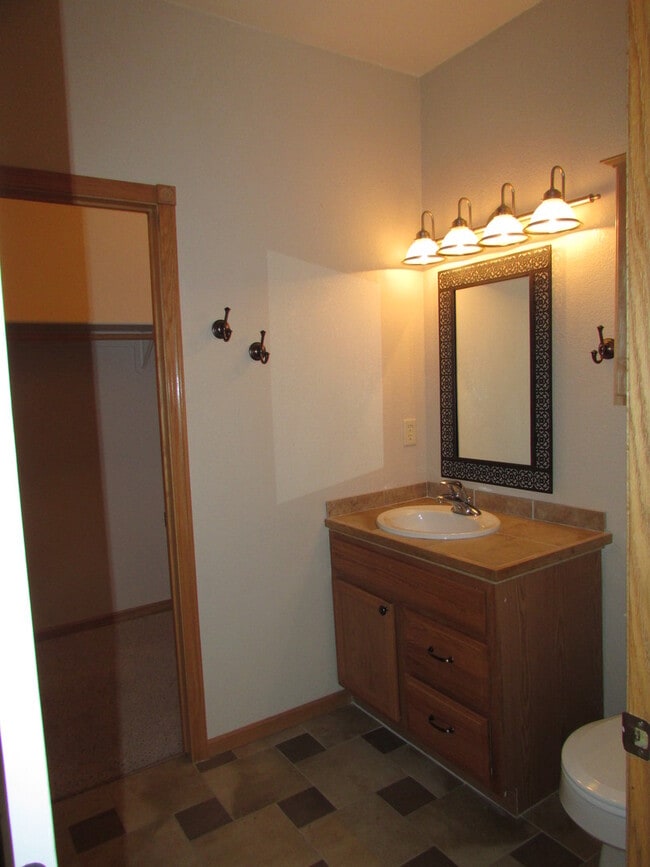 Building Photo - 3 BEDROOM | 3 BATH | DOUBLE CAR GARAGE | T...