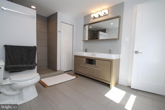 Building Photo - 703 S 17th St