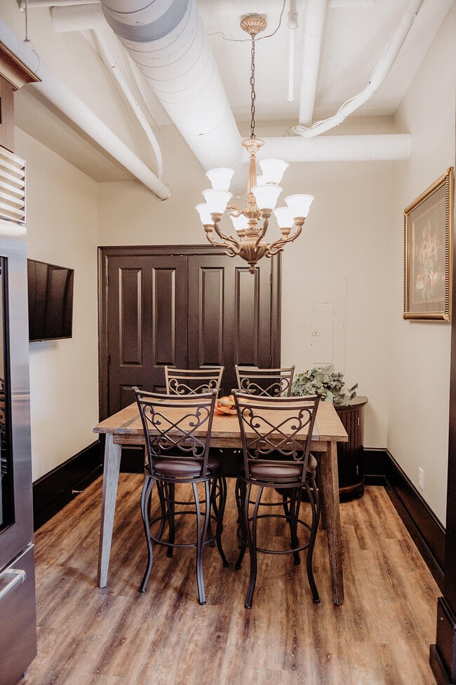 Building Photo - 275 S Limestone