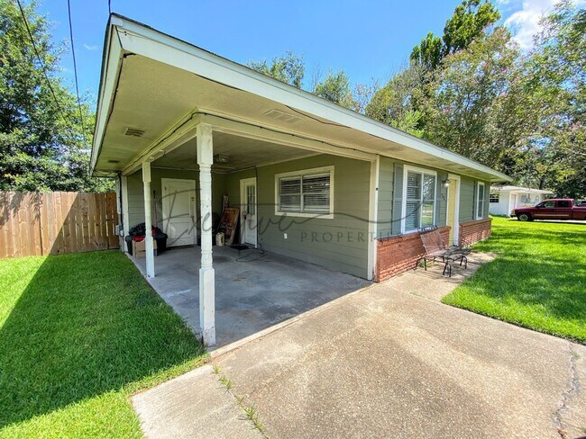 Building Photo - Updated 3-Bedroom Home with Bonus Room & F...