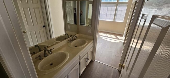 Building Photo - 270 Camelot Dr