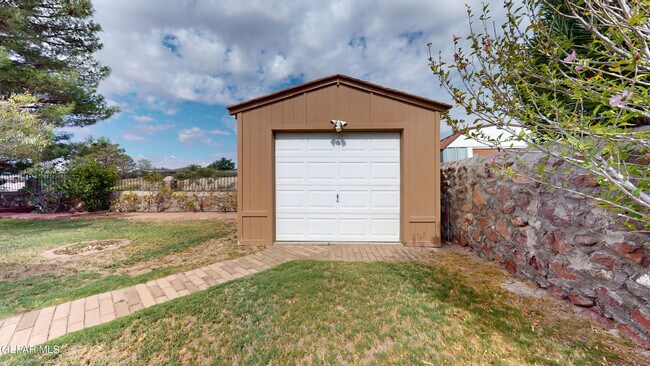 Building Photo - 453 El Camino Dr