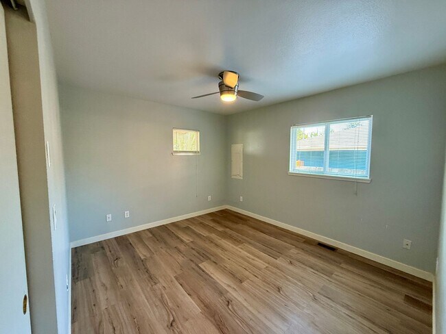 Building Photo - Charming Renovated Cottage with Spacious Y...
