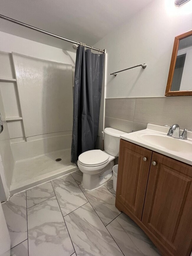 Building Photo - Stunning 4-Bedroom Townhome with Parking Spot Near Temple University! Available August 2026!