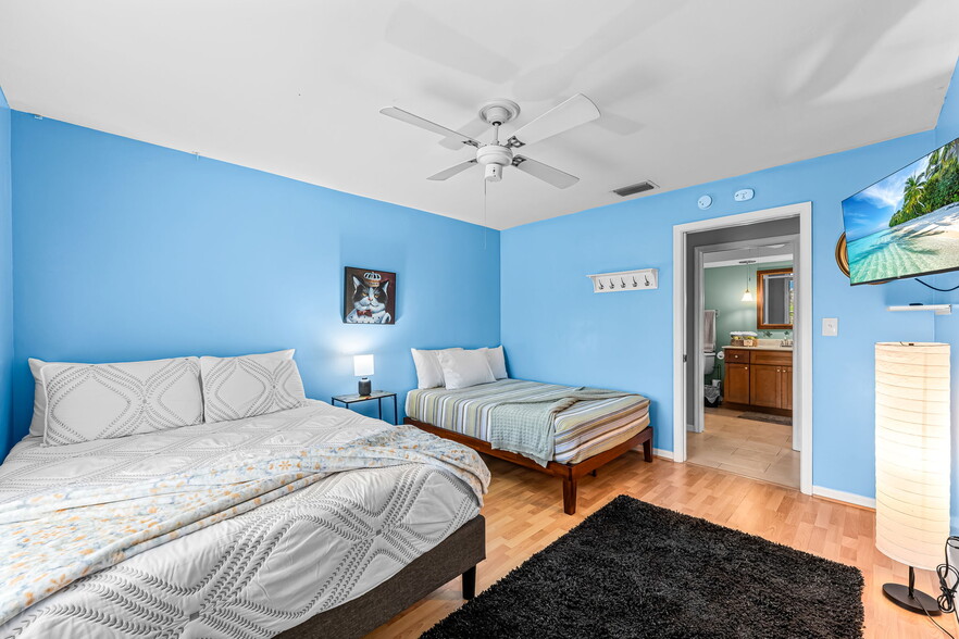 Building Photo - 10370 Main Dr