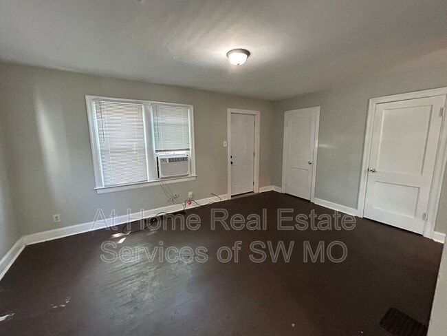 Building Photo - 217 W Grand St