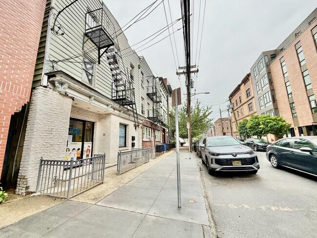 Building Photo - 123 Brunswick St