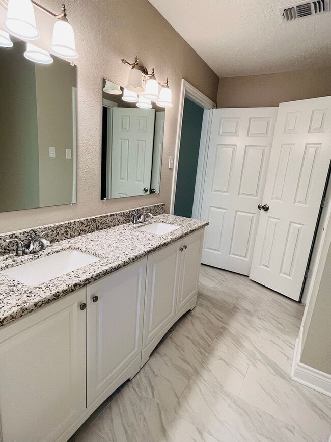 Building Photo - 4 bedroom, 2 bath - One story rental in Kingwood