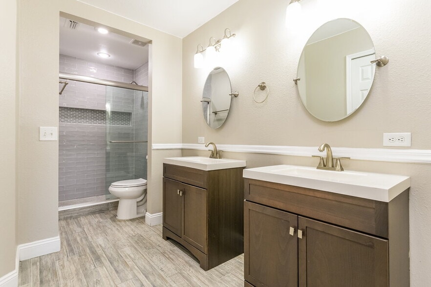 Building Photo - 16213 Wilkinson Dr