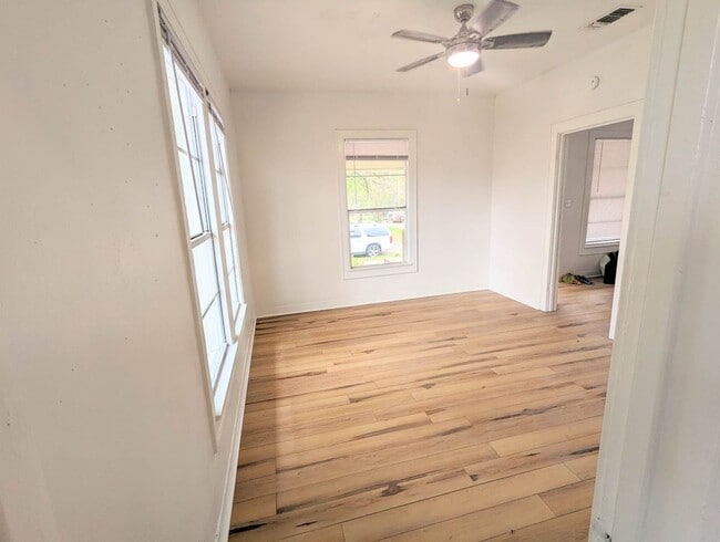 Building Photo - 3 Bedroom on the TX Side - Coming Available soon!