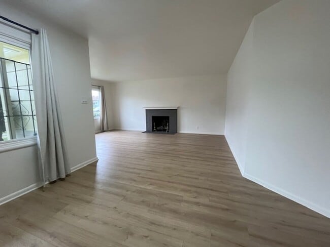Building Photo - Updated El Cerrito Home with New Kitchen Appliances, Private Deck & Great Walkability